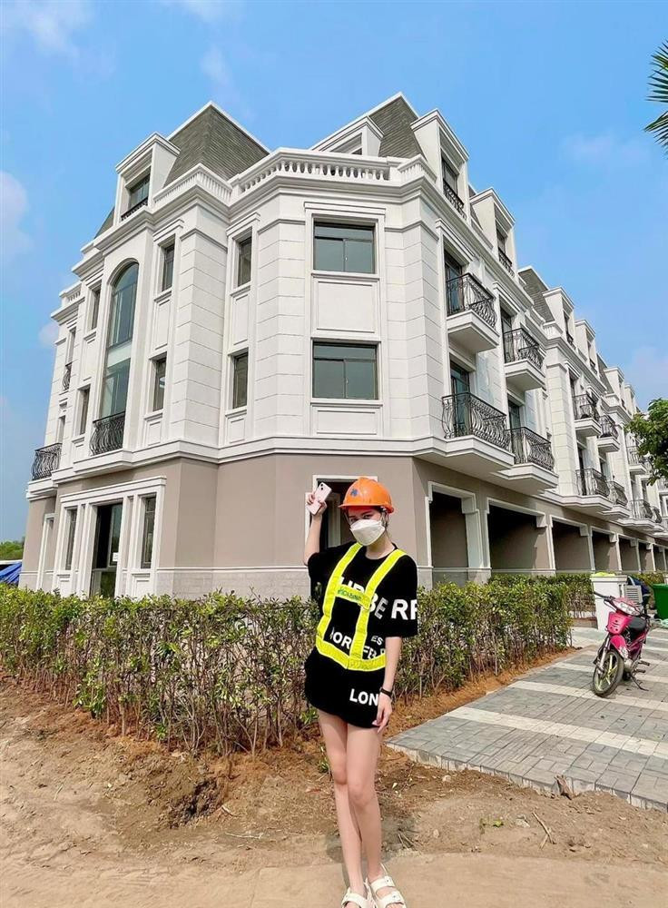 "Nữ đại gia quận 7" khoe: " Xuống thăm công trình nào. Khu này nhà tớ có căn. Một căn gia đình tớ về ở tạm trước khi qua nhà "ủy ban", một căn cho ba mẹ và căn còn lại là khu vui chơi cho bọn trẻ