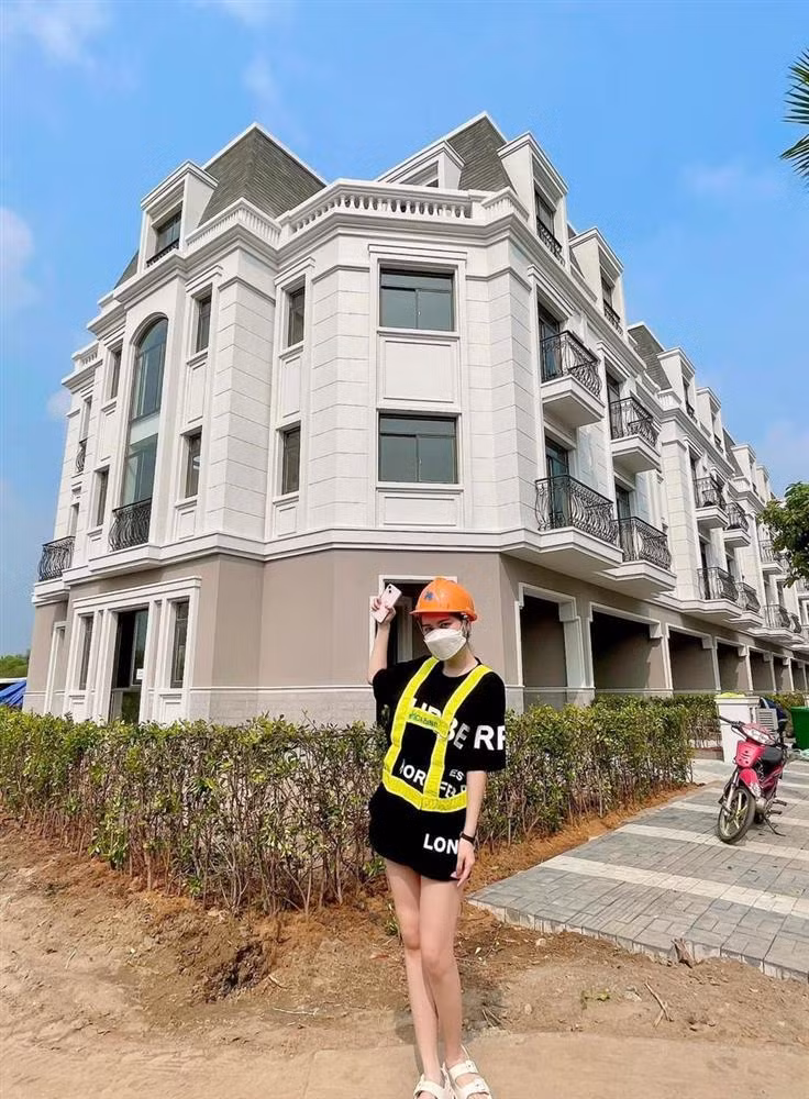 "Nữ đại gia quận 7" khoe: " Xuống thăm công trình nào. Khu này nhà tớ có căn. Một căn gia đình tớ về ở tạm trước khi qua nhà "ủy ban", một căn cho ba mẹ và căn còn lại là khu vui chơi cho bọn trẻ