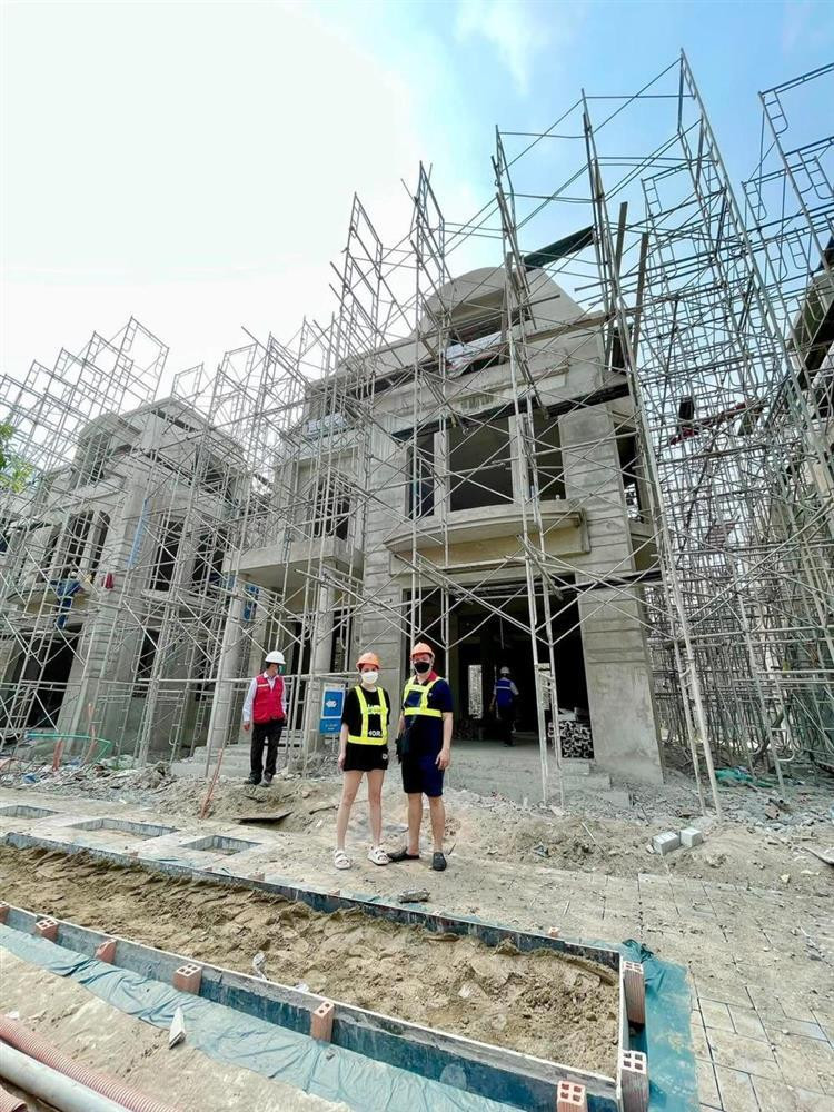 Nghe Di Băng khoe của thấy mà ham. Nhiều người phải vất vả làm ăn cả đời mới tích cóp mua nhà vậy mà cùng lúc cô tậu nguyên 3 căn chỉ để tặng người ruột thịt.