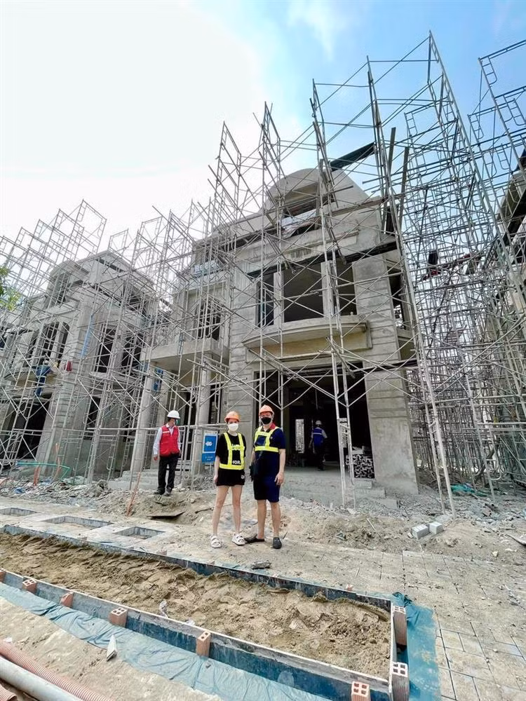 Nghe Di Băng khoe của thấy mà ham. Nhiều người phải vất vả làm ăn cả đời mới tích cóp mua nhà vậy mà cùng lúc cô tậu nguyên 3 căn chỉ để tặng người ruột thịt.