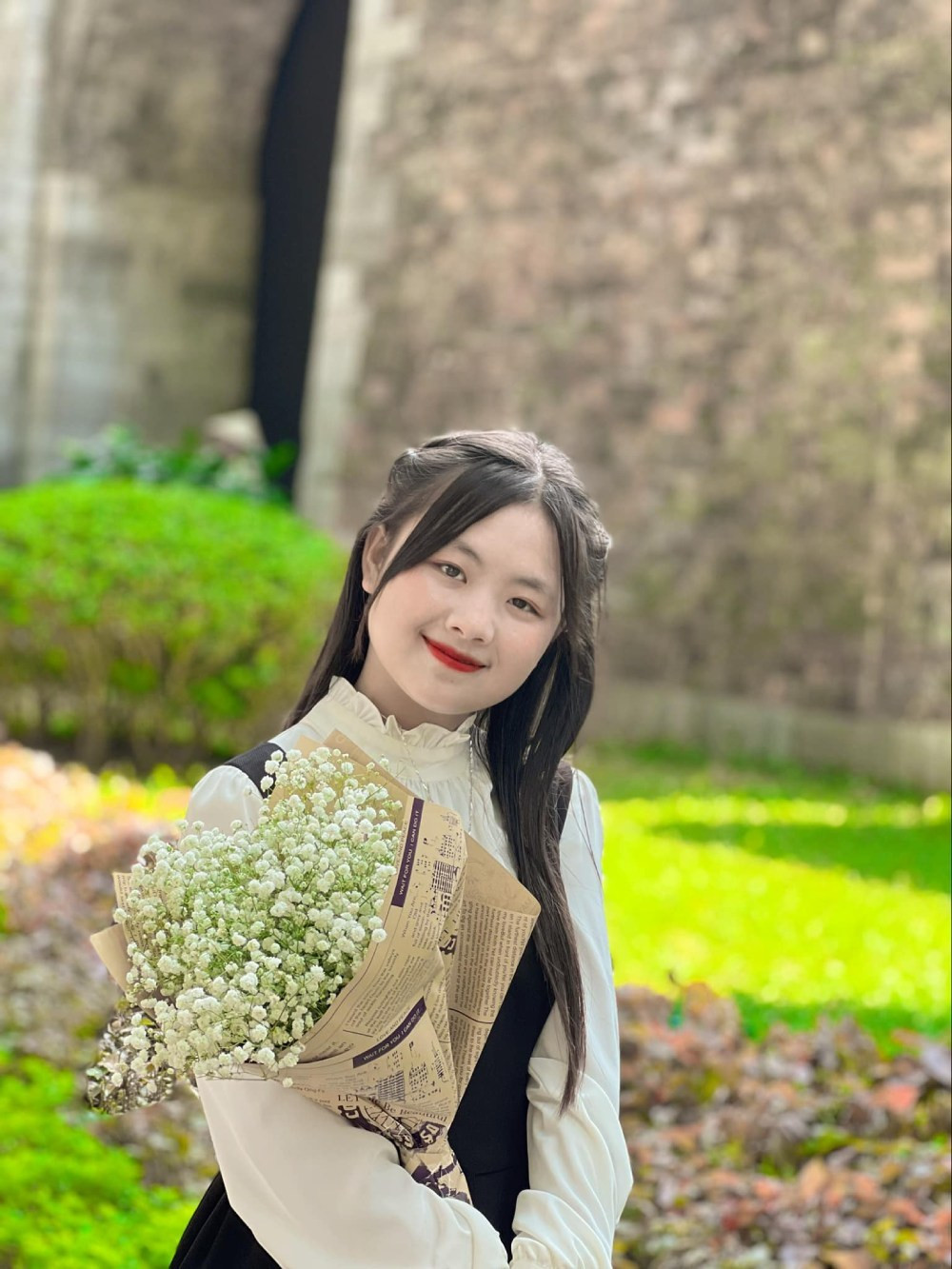 Trước đó, Phúng Phính chuộng phong cách sang chảnh, tiểu thư hơn là nhẹ nhàng, nữ tính. Cô bé còn không ngần ngại mặc những bộ trang phục hở vai, khoe eo.