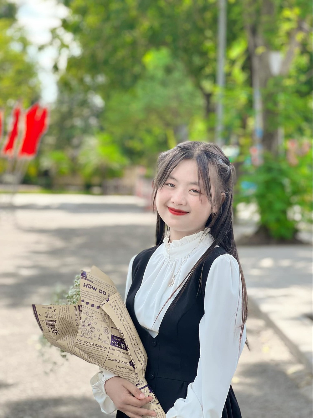 Cô gái dân tộc này rất được dân mạng yêu thích bởi vẻ ngoài xinh xắn cùng nụ cười hồn nhiên, tươi tắn.