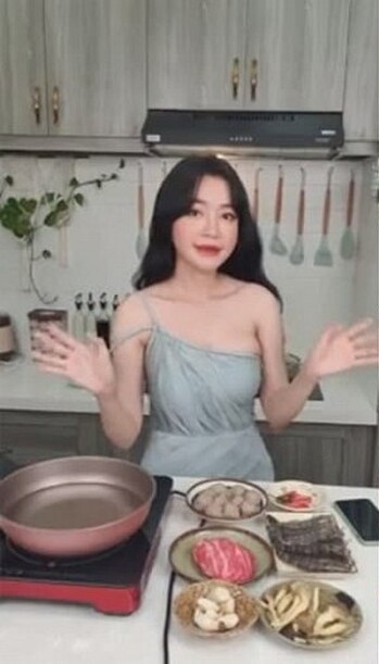 Sau thời gian điều trị không lâu, Elly Trần đã trở lại guồng quay công việc với lịch trình bận rộn.