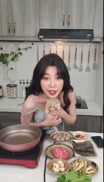 Trên trang cá nhân, cô còn rạng rỡ trổ tài nấu nấu nướng khiến dân mạng chú ý. Dưới bài đăng, không ít người hâm mộ đã gửi lời hỏi thăm đến sức khỏe cũng như nhắn nhủ cô nên dành thời gian cho bản thân nhiều hơn.