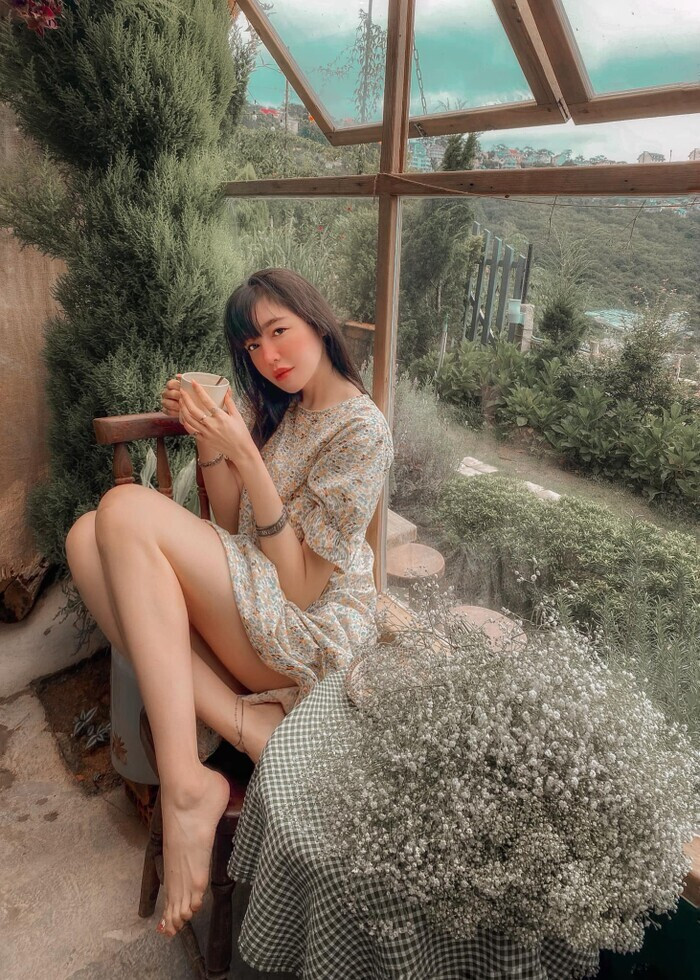 Cuối tháng 9 vừa qua, Elly Trần từng nhận được nhiều chú ý của cư dân mạng khi đăng tải bức ảnh nằm trên giường bệnh, tay đang cắm kim truyền cùng dòng tâm sự nghẹn ngào.