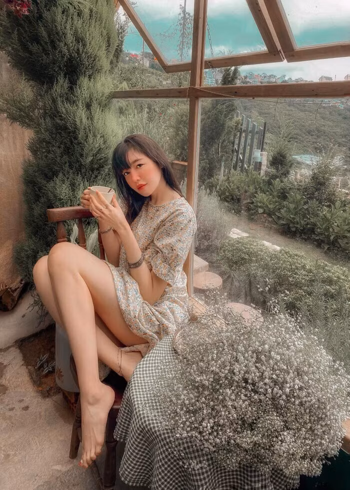 Cuối tháng 9 vừa qua, Elly Trần từng nhận được nhiều chú ý của cư dân mạng khi đăng tải bức ảnh nằm trên giường bệnh, tay đang cắm kim truyền cùng dòng tâm sự nghẹn ngào.