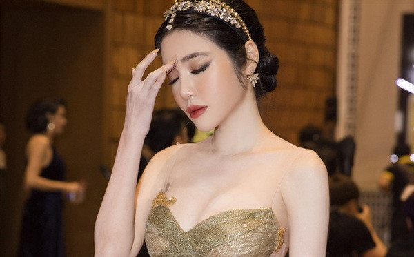 Đồng thời, "bà mẹ 2 con" còn chia sẻ hình ảnh thuốc mà mình đang uống để điều trị trầm cảm.