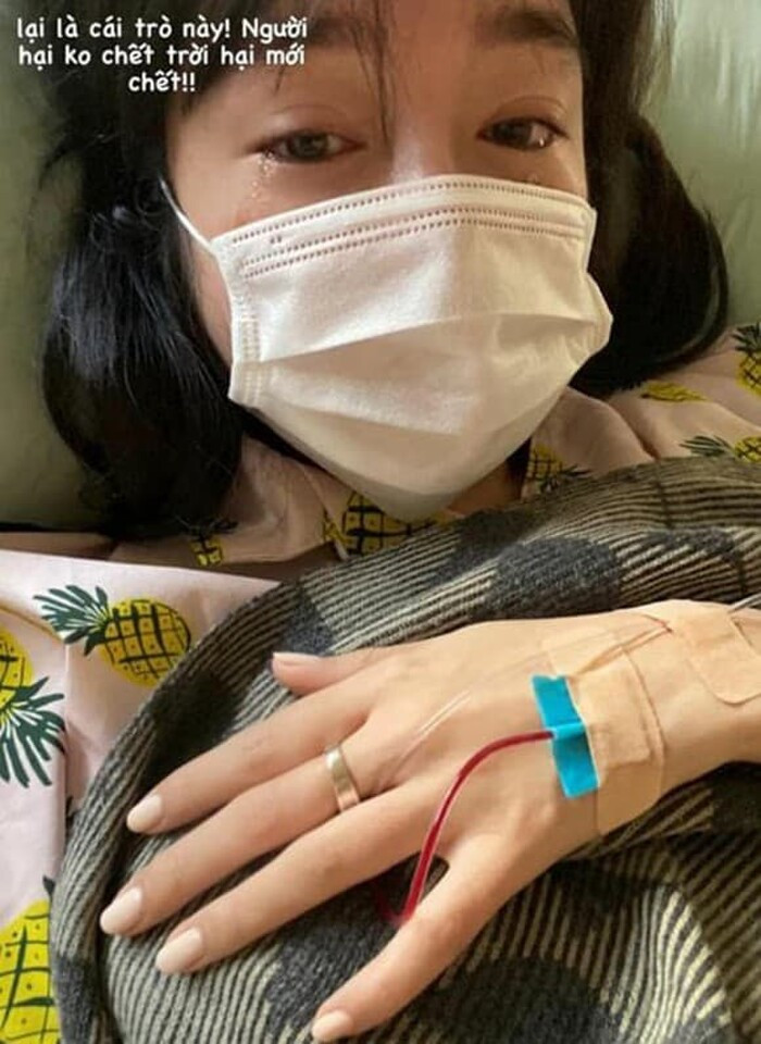 Cụ thể, trên trang cá nhân của mình, cựu hot girl Elly Trần có viết: "Chắc mình không thể tỏ ra mình vẫn ổn được nữa rồi, mình mệt lắm, 7 ngày rồi ngày nào cũng nước biển rồi điện châm nhưng mình vẫn chưa ngủ được..."