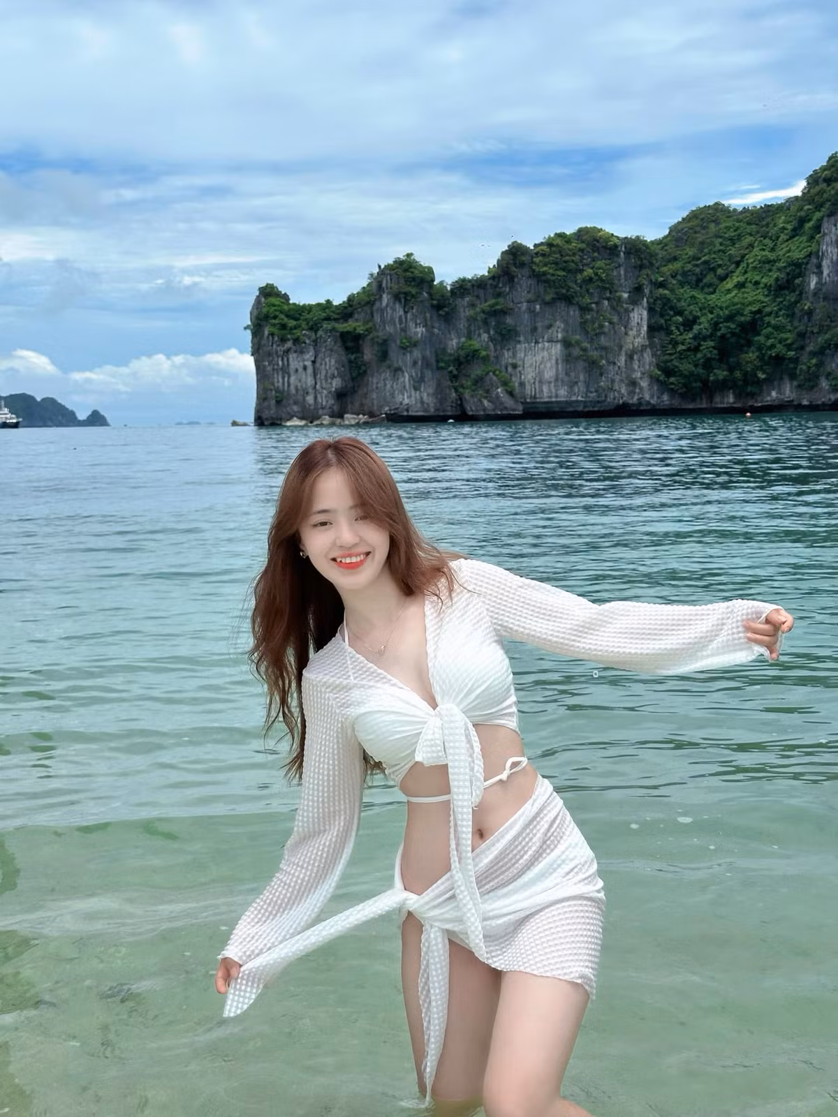 Thay vì diện bộ bikini hai mảnh như bình thường, hot girl bán lê lại chọn cách kín đáo hơn với những item như chiếc áo hay chiếc khăn cuốn nhưng vẫn để lộ ra làn da trắng ngần.