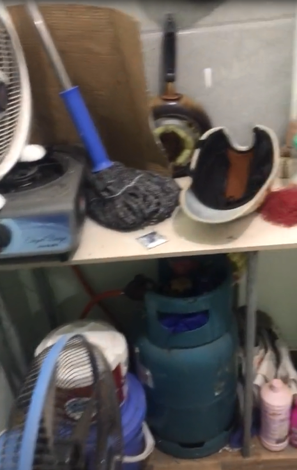 Đến khi quay lại phòng trọ, cô nàng vô cùng sốc khi thấy chứng kiến cảnh tượng trước mặt.