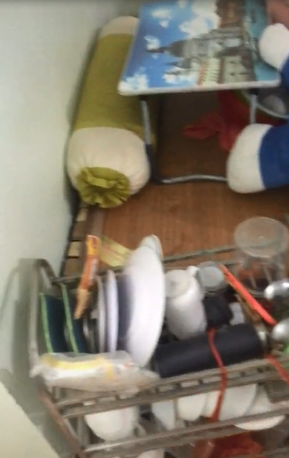 Cô gái bực tức cho biết chủ nhà trọ đã tự ý phá cửa để cho thợ vào thay nền vệ sinh trong thời gian bạn nữ này ở quê.