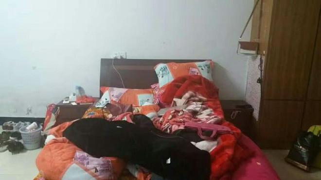 Chưa dừng lại ở đó, khi vào phòng vệ sinh bạn nữ "tức điên" lên khi thấy chiếc khăn mặt mới tinh chưa dùng lần nào cũng đã bị bôi bẩn đen xì. Ảnh minh hoạ.