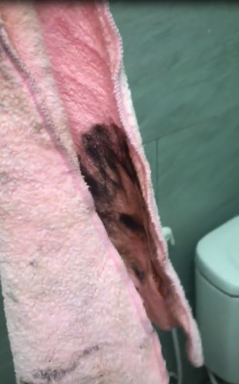 Đồ đạc cá nhân bị xáo trộn, giầy dép lộn xộn mỗi nơi một chiếc, chổi lau nhà lại nằm gọn gàng trên bàn bếp…