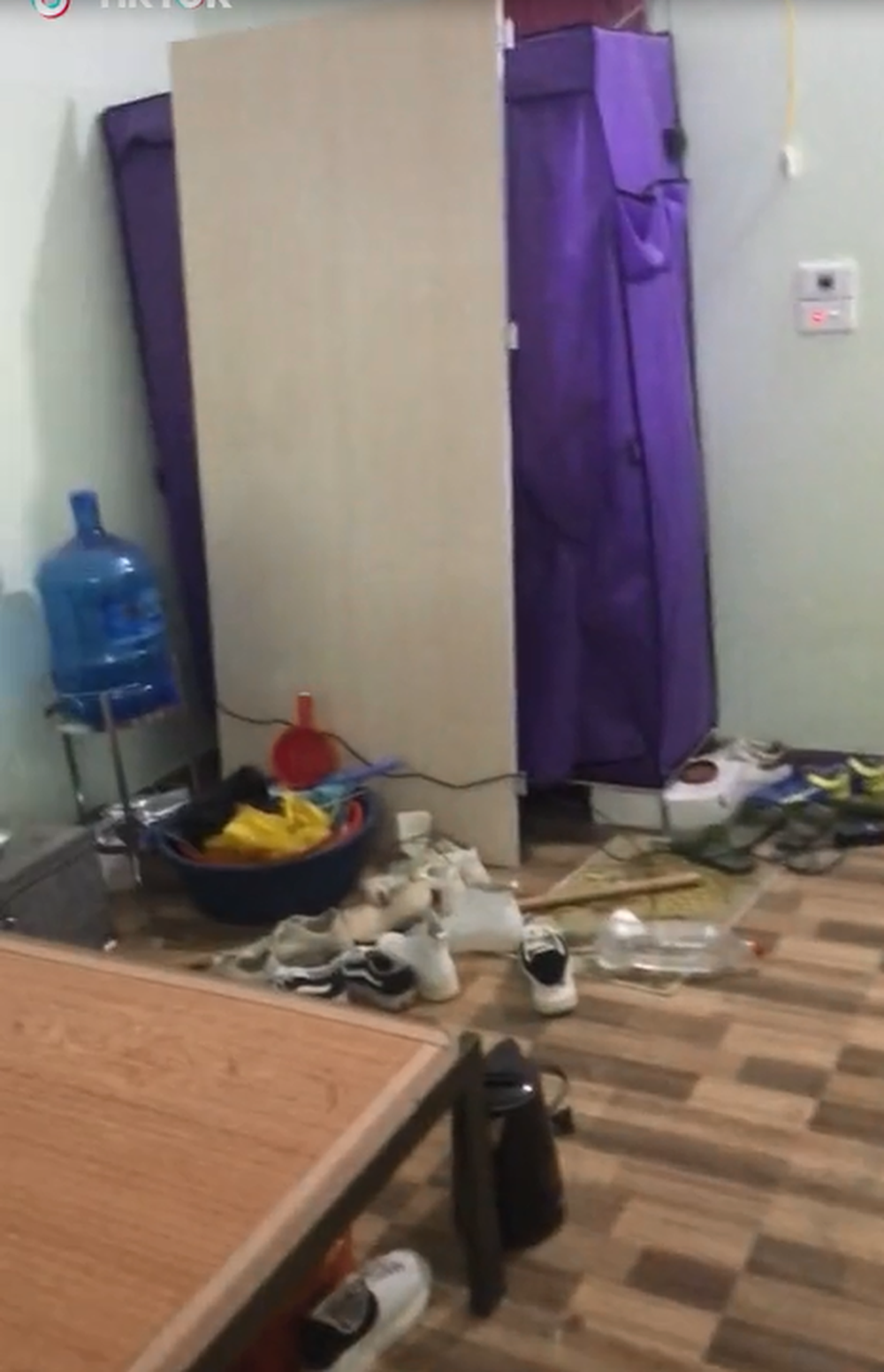 Cụ thể, cô gái chia sẻ rằng: "Sau 4 tháng về quê chủ trọ phá cửa thay nền vệ sinh, đồ đạc lung tung và mất, điện trong phòng cũng không tắt, khăn mặt chưa dùng lần cũng lôi ra lau".