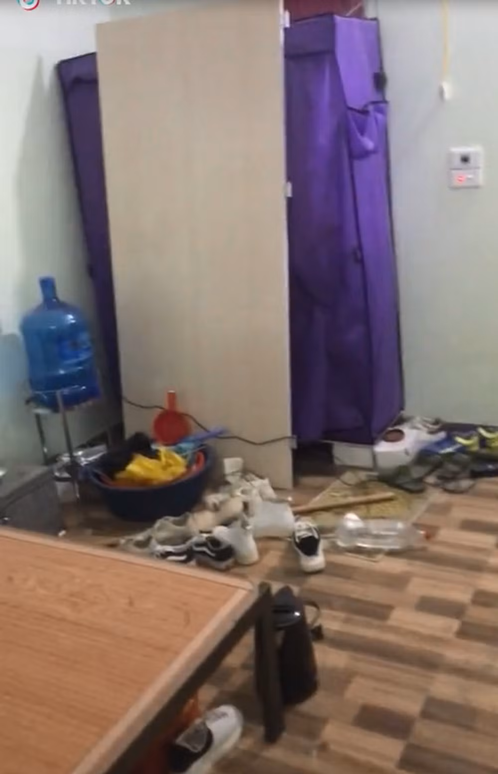 Cụ thể, cô gái chia sẻ rằng: "Sau 4 tháng về quê chủ trọ phá cửa thay nền vệ sinh, đồ đạc lung tung và mất, điện trong phòng cũng không tắt, khăn mặt chưa dùng lần cũng lôi ra lau".