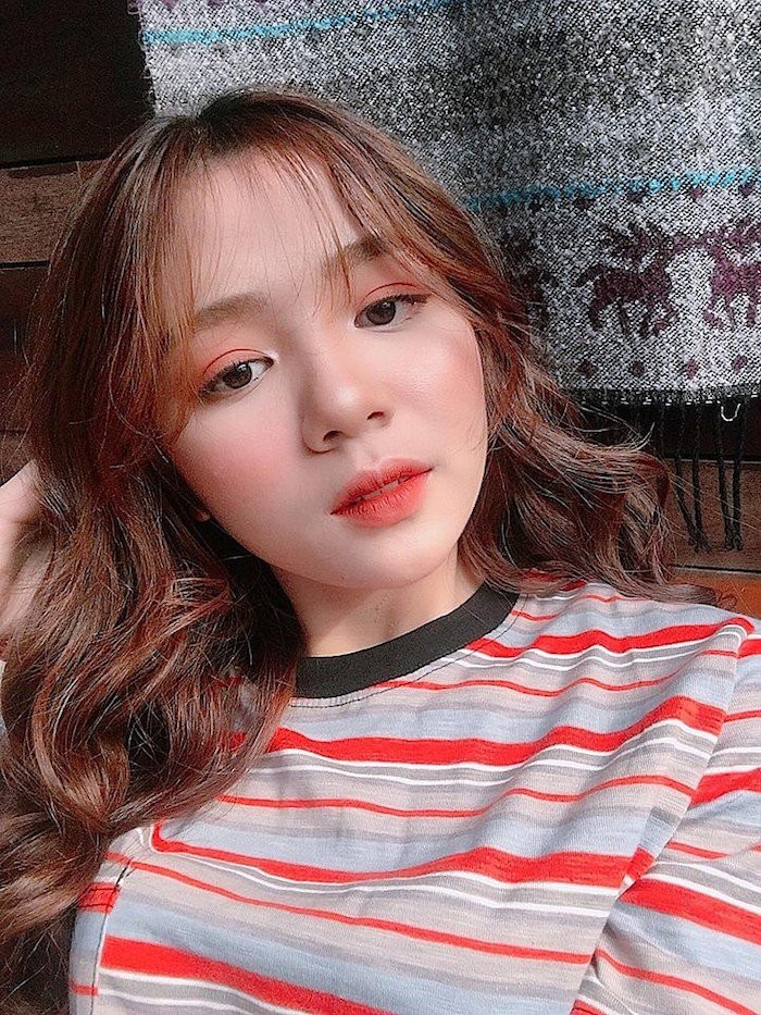 Hiện tại Linh Chi đang làm mẫu ảnh cho chính shop quần áo của mình. Phong cách ăn mặc theo đó cũng có nhiều thay đổi, từ nhẹ nhàng, cá tính đến quyến rũ đều đủ cả.