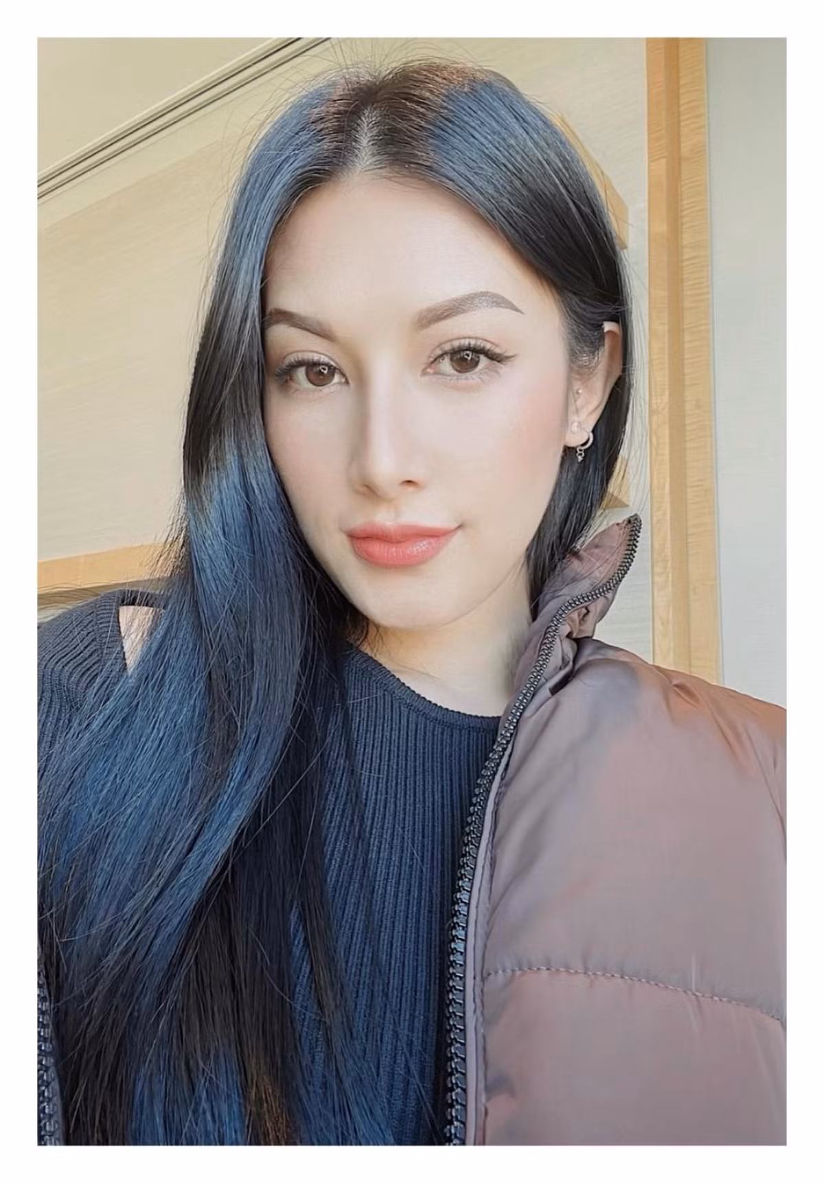 Sau khi tốt nghiệp chuyên ngành Fashion &amp; Textile Merchandising tại Australia, Emmy Nguyễn về Việt Nam tiếp tục theo đuổi lĩnh vực thời trang. Giữa lúc sự nghiệp đang yên ổn, cô bỗng vướng tin đồn hẹn hò cùng chàng cầu thủ điển trai Mạc Hồng Quân nhưng sau đó cả hai phủ nhận chỉ là bạn bè.