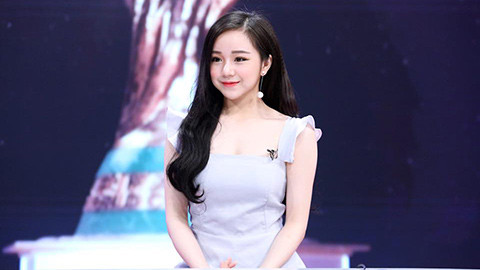 Tuy nhiên con đường nghệ thuật lại không chào đón Thủy Tiên khi cô liên tục bị chỉ trích bởi loạt phát ngôn và hình ảnh không phù hợp. Đầu tháng 10/2019, cô bị tố sao chép Ngọc Trinh khi đăng bộ ảnh diện váy trong suốt. Hay “mượn” slogan quen thuộc của Chi Pu là “Từ hôm nay hãy gọi tôi là ca sĩ’ để tạo scandal.