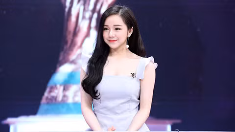 Tuy nhiên con đường nghệ thuật lại không chào đón Thủy Tiên khi cô liên tục bị chỉ trích bởi loạt phát ngôn và hình ảnh không phù hợp. Đầu tháng 10/2019, cô bị tố sao chép Ngọc Trinh khi đăng bộ ảnh diện váy trong suốt. Hay “mượn” slogan quen thuộc của Chi Pu là “Từ hôm nay hãy gọi tôi là ca sĩ’ để tạo scandal.