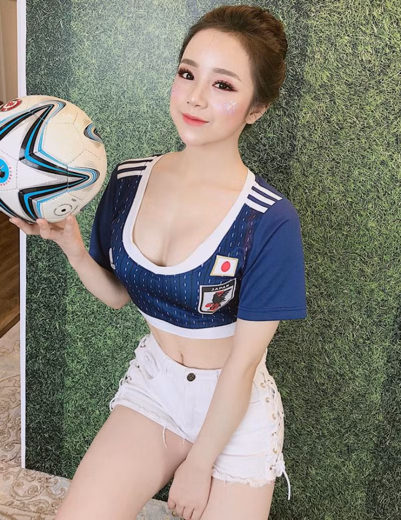 Sau đó, Thủy Tiên tiếp tục ghi điểm khi xuất hiện cực ấn tượng trong “Nóng cùng World cup”. Tận dụng sự nổi tiếng, cô nàng ấp ủ ước mơ dấn thân vào showbiz.