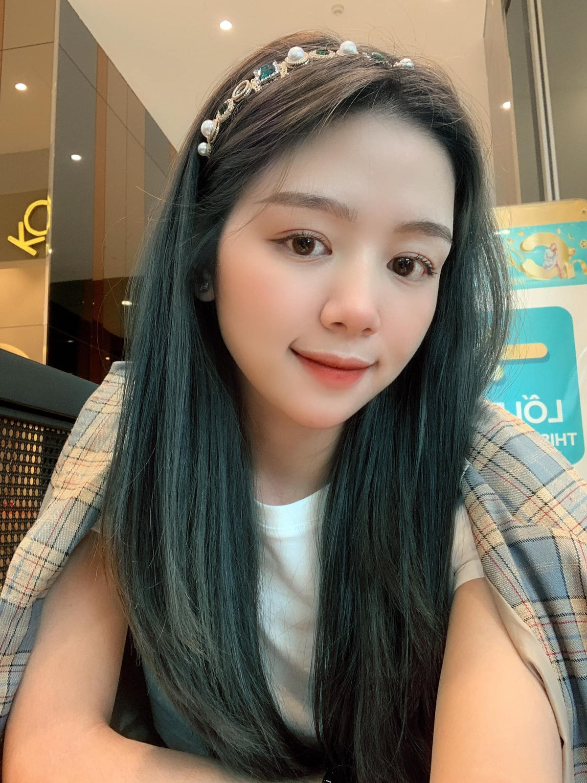 Khi bất ngờ nổi tiếng, Linh Chi tâm sự: “Cách đây mấy hôm em có ca trực trong thời gian thực tập ở bệnh viện thì bạn em có chụp vội một vài tấm ảnh của em. Em nghĩ đó chỉ là một khoảnh khắc rất bình thường thôi, nhưng không ngờ mọi người lại quan tâm nhiều đến em như vậy...