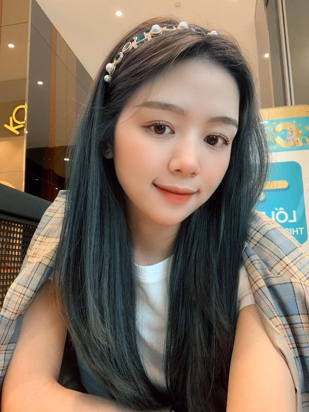 Khi bất ngờ nổi tiếng, Linh Chi tâm sự: “Cách đây mấy hôm em có ca trực trong thời gian thực tập ở bệnh viện thì bạn em có chụp vội một vài tấm ảnh của em. Em nghĩ đó chỉ là một khoảnh khắc rất bình thường thôi, nhưng không ngờ mọi người lại quan tâm nhiều đến em như vậy...