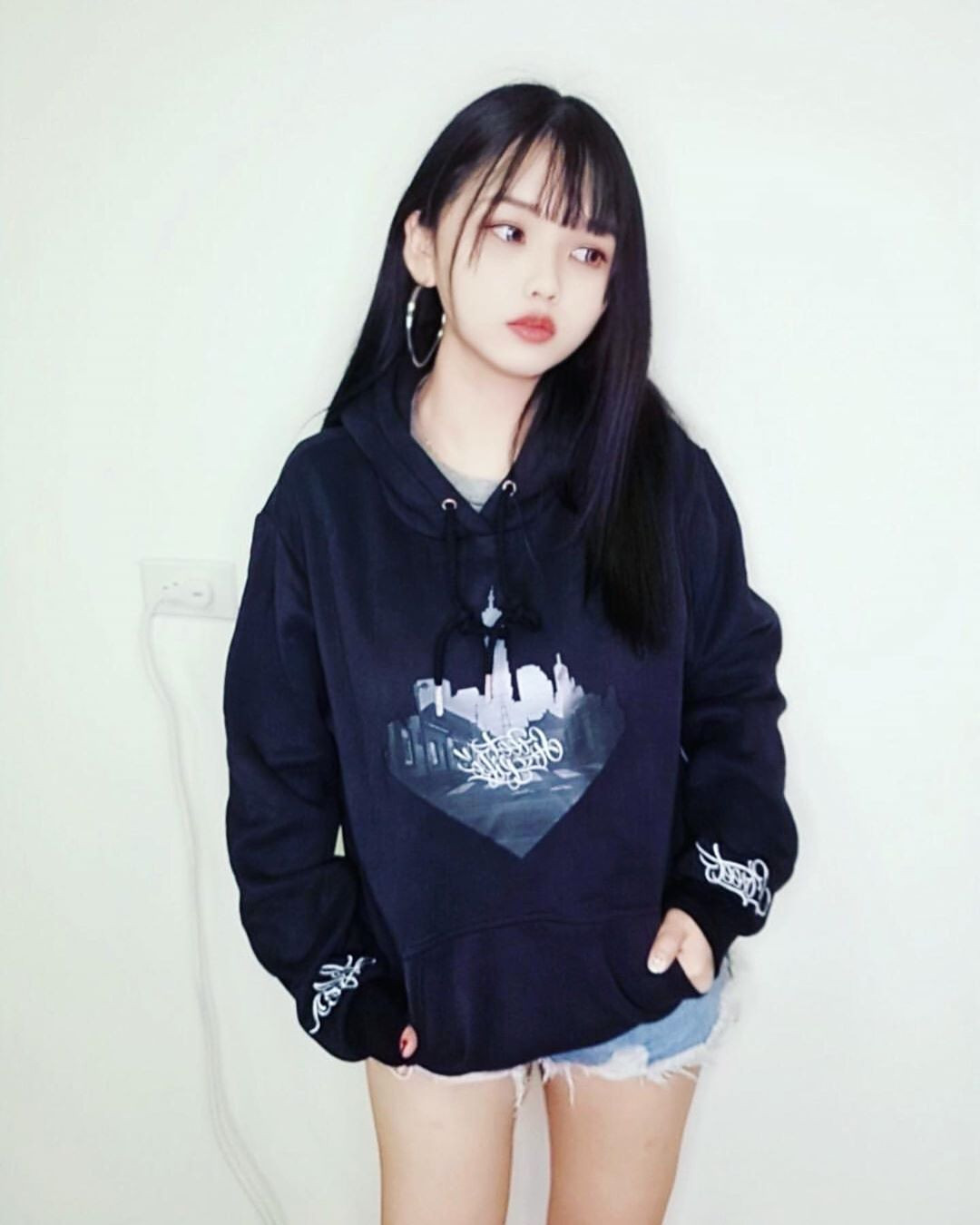 Nhiều fan muốn chơi cùng, nhưng Mia từ chối, cho rằng mình không muốn theo đuổi công việc streamer.