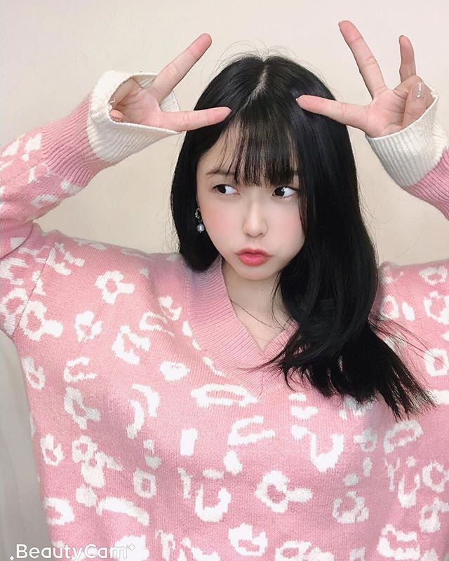 Bên cạnh gương mặt đẹp, Mia còn được trời phú cho vòng 1 nảy nở khiến nhiều người khó có thể bỏ qua.