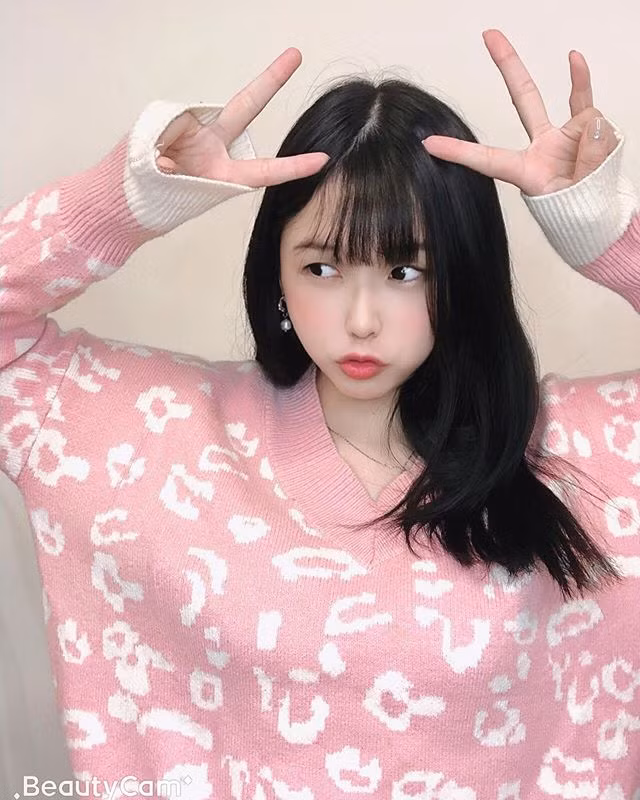 Bên cạnh gương mặt đẹp, Mia còn được trời phú cho vòng 1 nảy nở khiến nhiều người khó có thể bỏ qua.