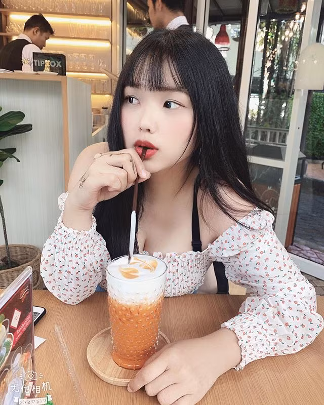 Thậm chí, nhiều người còn cho rằng Mia quả thực quá xuất sắc khi sở hữu đủ combo "mặt đẹp, ngực khủng".