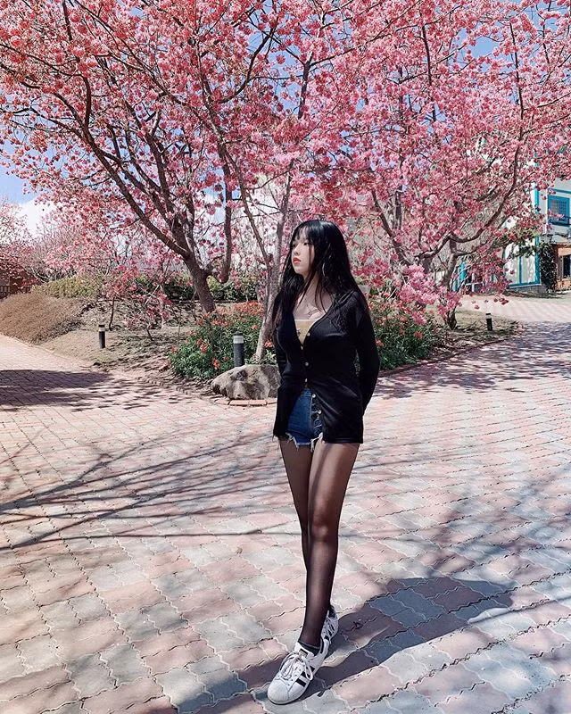 Nhá nhẹ một bức ảnh, nhưng chẳng ai ngờ, Mia bỗng chốc nhận được cả tá lời mời kết bạn, thậm chí còn inbox tận tình và xin "chơi game cùng" tới từ vô vàn fan hâm mộ, dù cho chưa ai biết rõ cô nàng đang chơi tựa game gì.