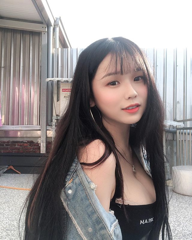 Mia thu hút phần đông fan hâm mộ là nam giới nhờ vào nhan sắc trời cho cũng như vóc dáng nóng bỏng của mình.