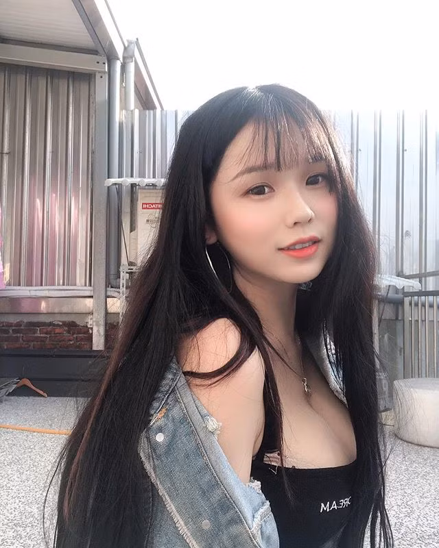 Mia thu hút phần đông fan hâm mộ là nam giới nhờ vào nhan sắc trời cho cũng như vóc dáng nóng bỏng của mình.