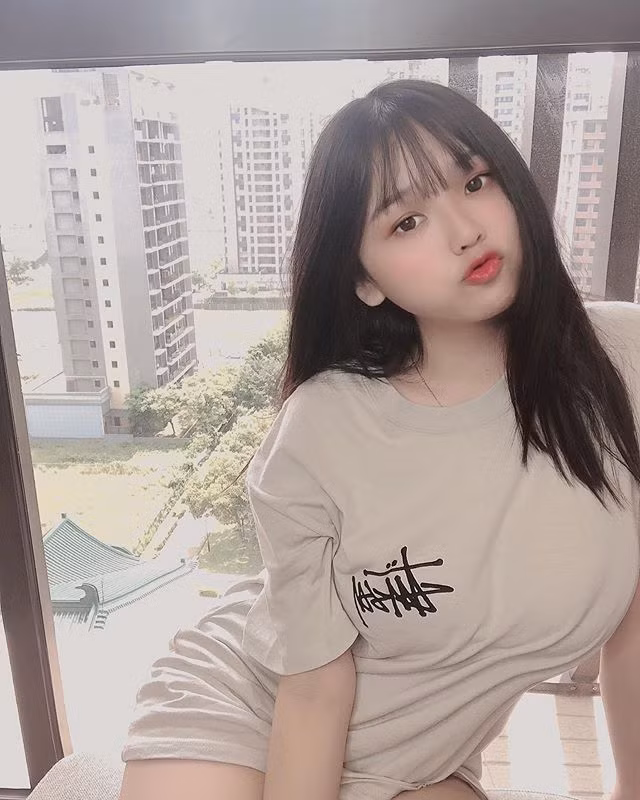 Cô nàng hot girl người Trung Quốc một bước nổi tiếng nhờ thả thính khi chơi game có tên Mia, một cô nàng cũng khá có tiếng trên mạng xã hội.