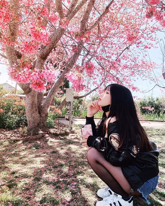 Mới đây, hot girl Mia trở nên nổi tiếng hơn nữa, đặc biệt là trong các cộng đồng game thủ sau khi những bức hình chụp đang ở nhà chơi game được lan truyền một cách chóng mặt trong nhiều group, fanpage game.