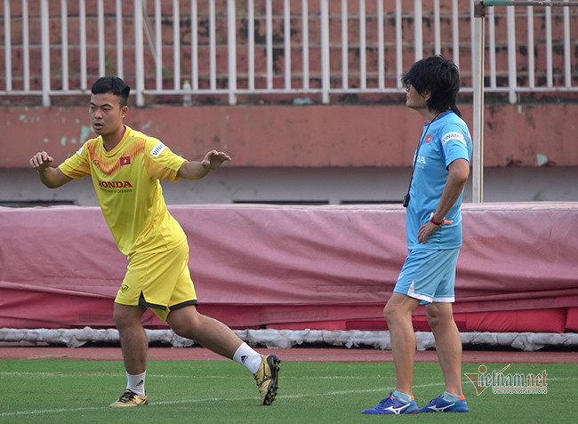 Trước VCK U23 châu Á, nhiều người đặt câu hỏi vắng Văn Hậu ai sẽ là người được tin dùng? Và câu trả lời đã có, đó không ai khác ngoài Thanh Thịnh, cầu thủ của SHB Đà Nẵng có lợi thế về mặt tốc độ và đặc biệt là những pha len lỏi nơi hành lang cánh trái.