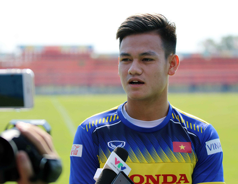 Khi đàn anh Trọng Hoàng đã quá tuổi, hành lang cánh phải của U23 Việt Nam không ai xứng đáng hơn Tấn Tài. Từ một trung vệ bị xếp đá "trái kèo", cầu thủ của B.Bình Dương đã thể hiện tốt bằng những pha lên công, về thủ hợp lý.