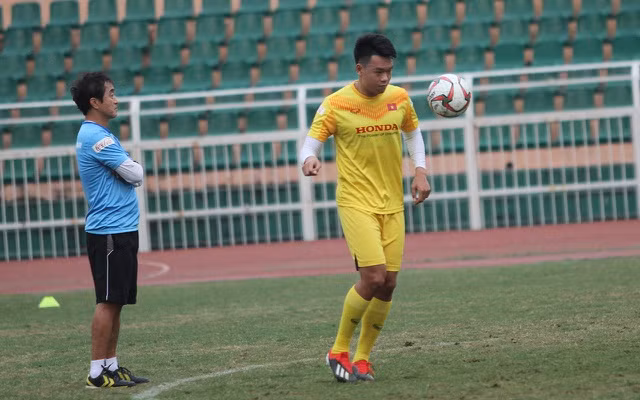 Trong bộ 3 trung vệ của đội tuyển U23 Việt Nam, Thành Chung có lẽ là cái tên đáng chú ý nhất. Anh chàng này là thành viên sót lại của lứa cầu thủ đã làm nên kì tích tại Thường Châu cách đây 2 năm. Giờ đây khi không có Tiến Dũng, Duy Mạnh thì trung vệ CLB Hà Nội đang chứng tỏ mình trưởng thành ra sao.