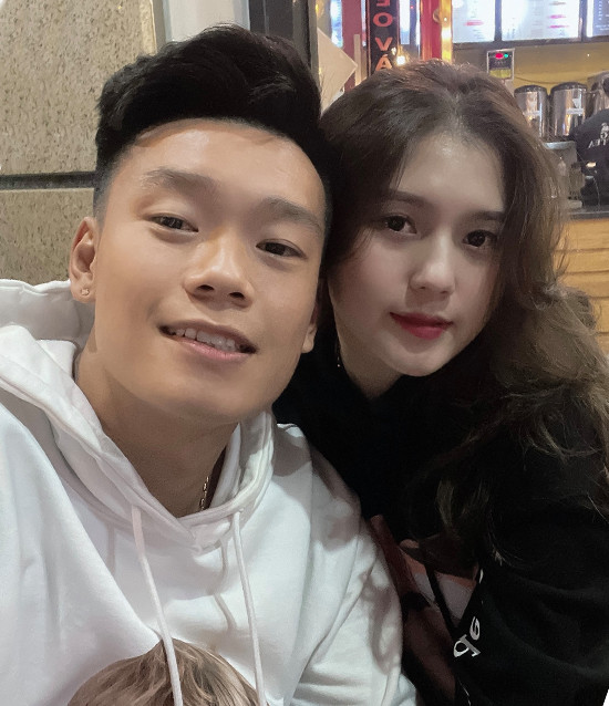 Tố Uyên được khen ngợi là cô bạn gái xinh đẹp, đảm đang, mệnh danh là “cô bạn gái quốc dân”. Suốt 5 năm qua, cô đồng hành cùng Thành Chung trong sự nghiệp bóng đá, luôn ở bên động viên, cổ vũ anh ở những trận cầu quan trọng.