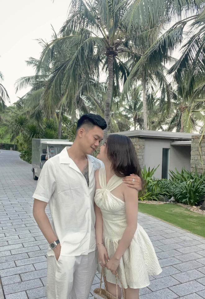 Màn cầu hôn của Thành Chung dành cho bạn gái được tổ chức bên bờ biển trong một khung cảnh thơ mộng có nến, hoa và rượu vang. Cả hai đều chia sẻ khoảnh khắc trọng đại này trên trang cá nhân. Tố Uyên ngọt ngào viết: “Vâng, em đồng ý”.