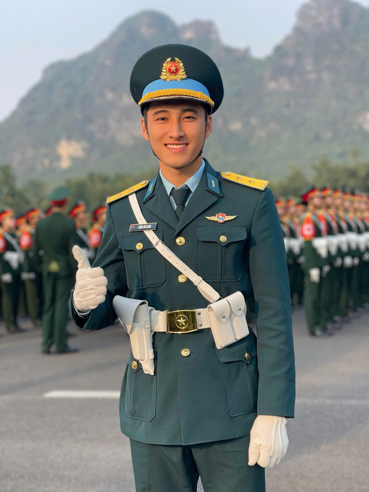 Trong đợt diễu binh chào mừng kỷ niệm 50 năm ngày Giải phóng miền Nam, thống nhất Đất nước, chiến sĩ Trần Tất Long (24 tuổi), tham gia khối Sỹ quan Phòng không - Không quân. Anh đang công tác tại Sư đoàn 361, Quân chủng Phòng không - Không quân (Hà Nội).