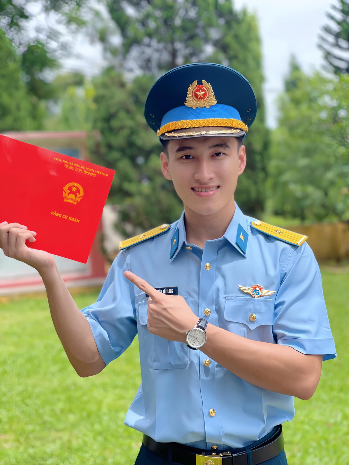 Những hình ảnh khi tham gia hợp luyện, sơ duyệt của Trần Tất Long nhanh chóng được chia sẻ rộng rãi trên mạng xã hội, gây ấn tượng với gương mặt điển trai cùng nụ cười đẹp.