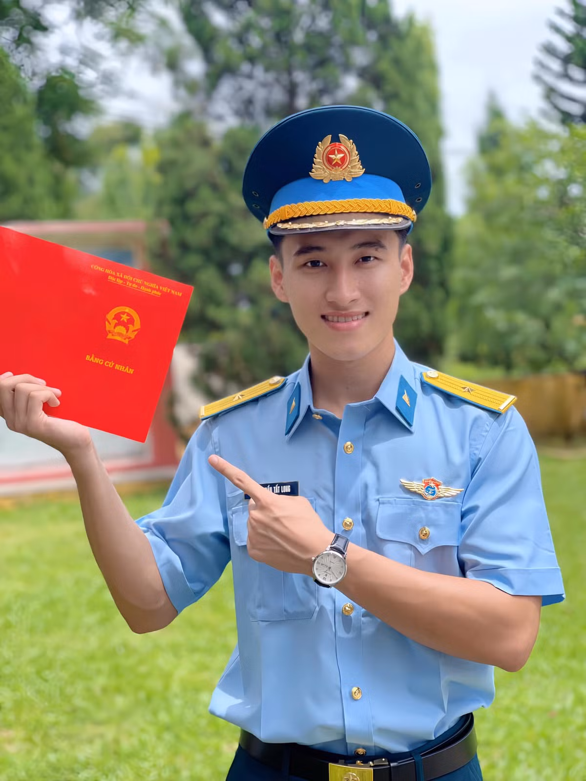 Những hình ảnh khi tham gia hợp luyện, sơ duyệt của Trần Tất Long nhanh chóng được chia sẻ rộng rãi trên mạng xã hội, gây ấn tượng với gương mặt điển trai cùng nụ cười đẹp.