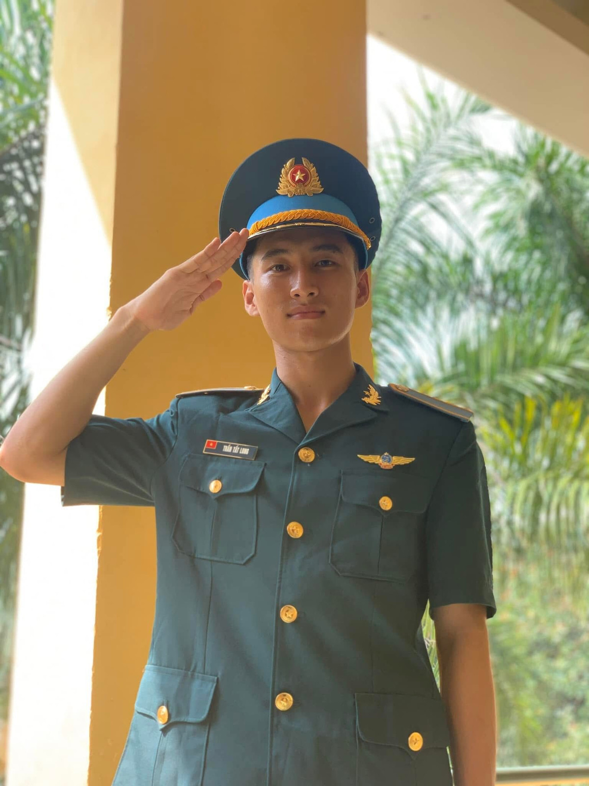 Gần đây nhất, trong đợt sơ duyệt cấp Nhà nước vào tối 25/4, hình ảnh, clip nam quân nhân 24 tuổi này được người hâm mộ vây kín, xin chụp ảnh cũng gây “sốt” mạng xã hội.