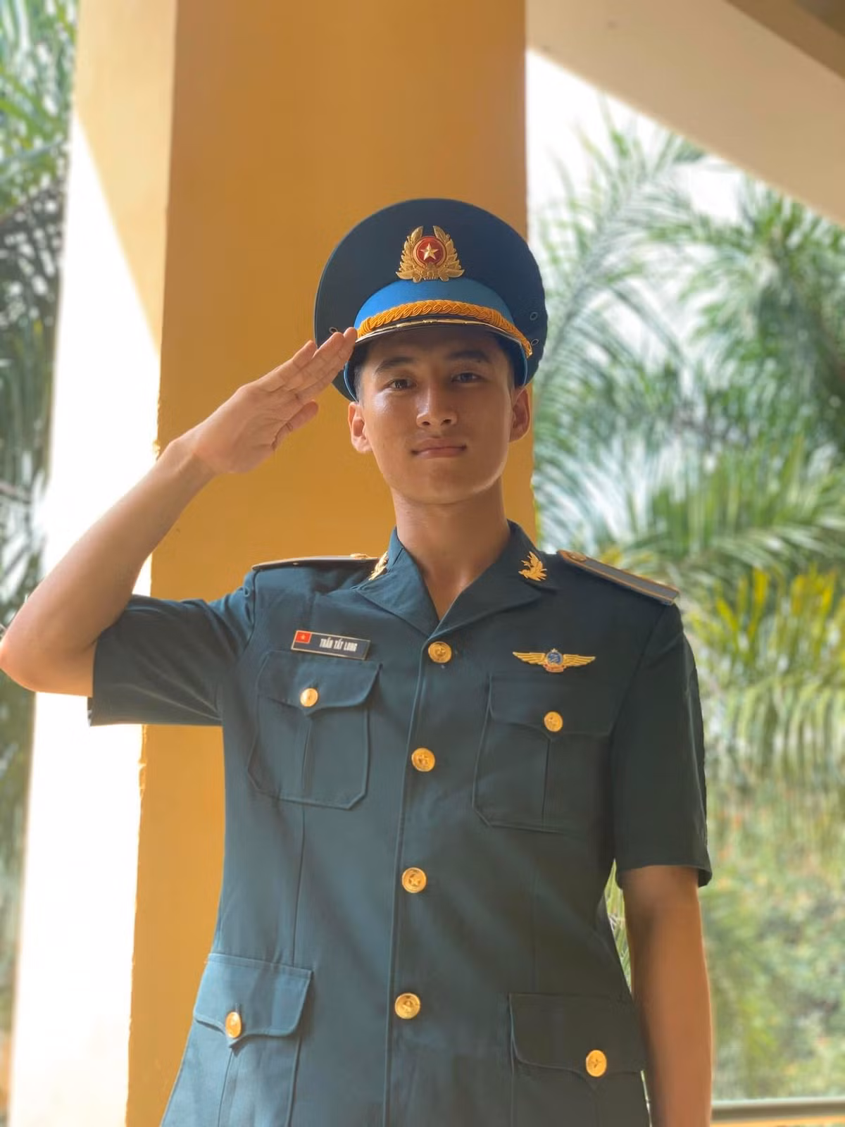 Gần đây nhất, trong đợt sơ duyệt cấp Nhà nước vào tối 25/4, hình ảnh, clip nam quân nhân 24 tuổi này được người hâm mộ vây kín, xin chụp ảnh cũng gây “sốt” mạng xã hội.