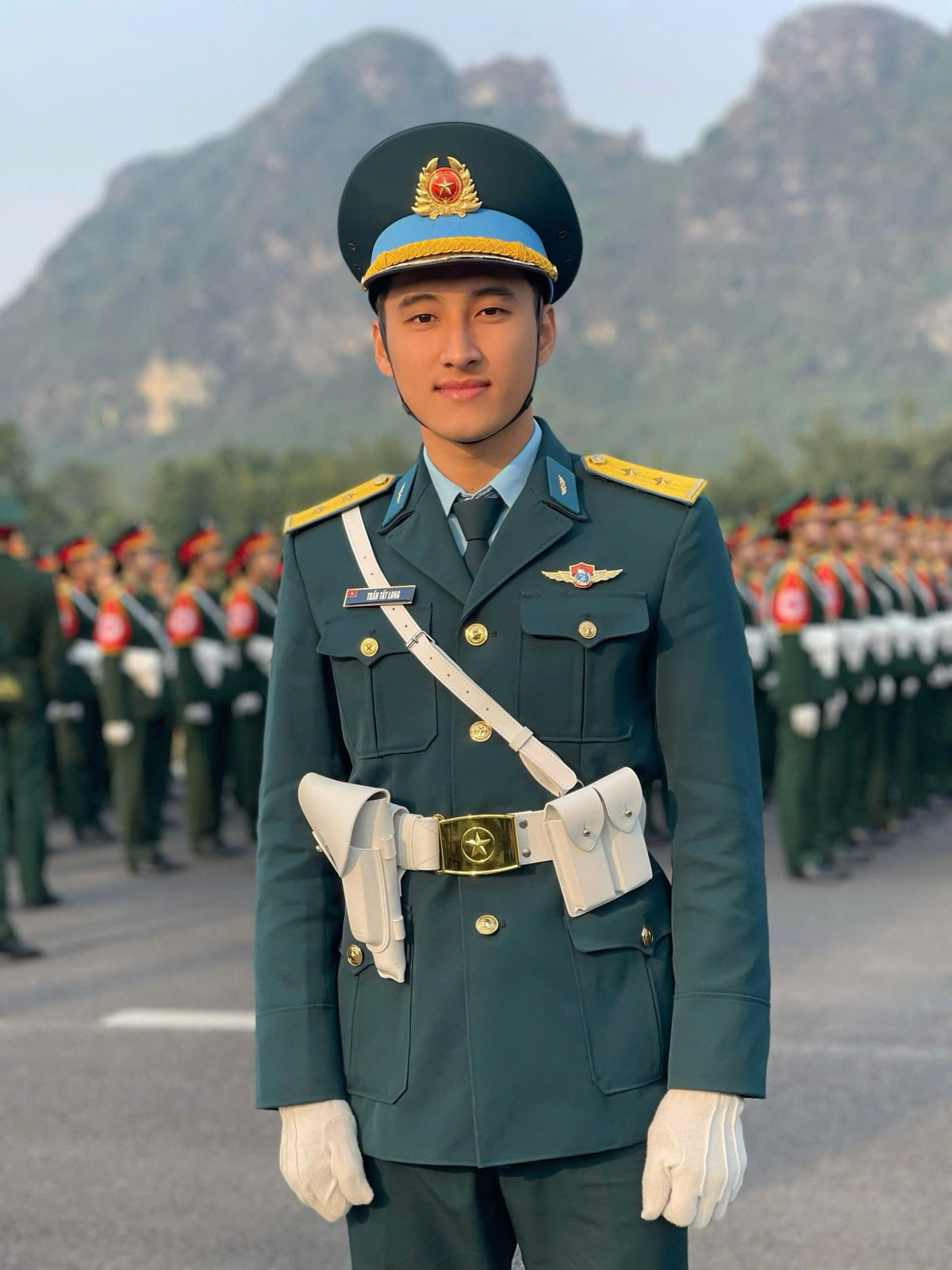 Rất nhanh sau đó, từ khóa “Trần Tất Long” được tìm kiếm khắp các nền tảng mạng xã hội. Lượt tương tác trong các bài đăng trên Facebook của anh chàng bất ngờ cao, nhiều người bình luận khen ngợi, thả tim cho các bài đăng của nam quân nhân này.