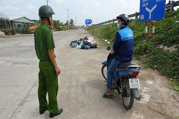 Bi phat 1,5 trieu dong vi vut rac bua bai