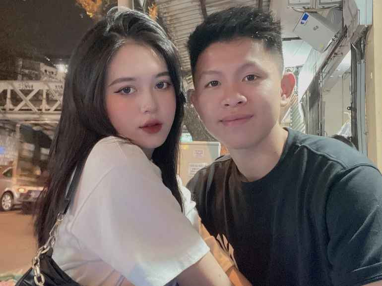 Cô vợ của hậu vệ người Thanh Hoá cũng luôn khiến chồng được "mát mặt" khi xuất hiện xinh đẹp bên cạnh anh.