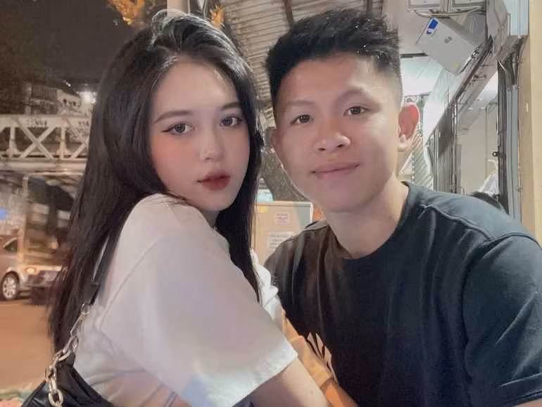 Cô vợ của hậu vệ người Thanh Hoá cũng luôn khiến chồng được "mát mặt" khi xuất hiện xinh đẹp bên cạnh anh.