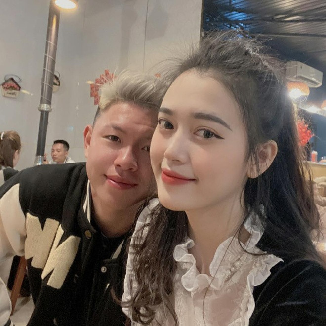 Nếu Vũ Tiến Long gây ấn tượng bởi vẻ ngoài điển trai thì Diễm Quỳnh lại thu hút mọi ánh nhìn với nhan sắc ngọt ngào, nụ cười tươi tắn cùng đường nét gương mặt hài hòa, thanh tú.